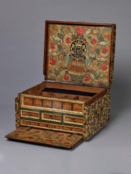 Bufetillo with flat-top lid open and writing base pulled out, decorated with Asian-inspired porcelains and lacquers 